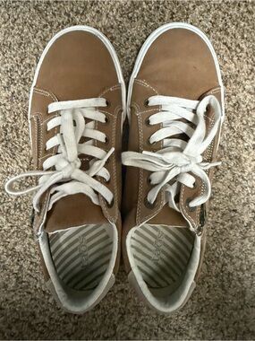 Taos Women's Brown Low-Top Lace-Up Sneakers with White Laces